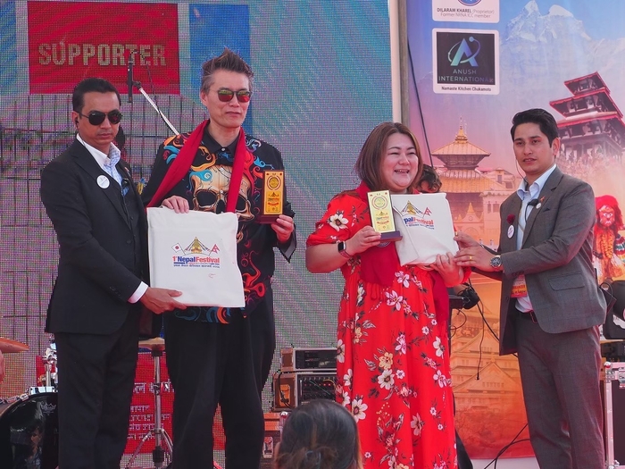 左からナレンドラ(ネパールフェスティバル実行委員長)、GOD、SIZUKU