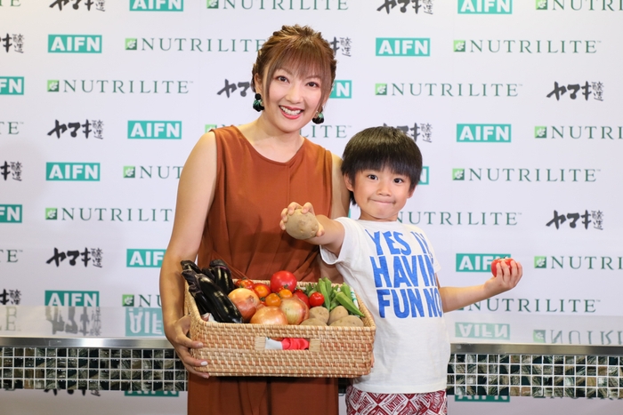 親子初共演の山田まりやさんと草野崇徳君