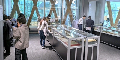 令和5年(2023年)第28回 近畿大学中央図書館貴重書展の様子