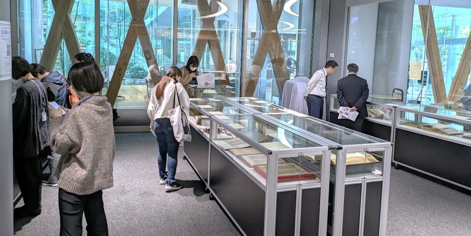令和5年(2023年)第28回 近畿大学中央図書館貴重書展の様子