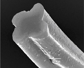 十字形状の特殊繊維がパズルのように密接に重なり合い、手の圧力でシワを解消。