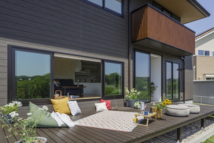 開放感あふれるウッドデッキ リビングとの段差で縁側のような役割も