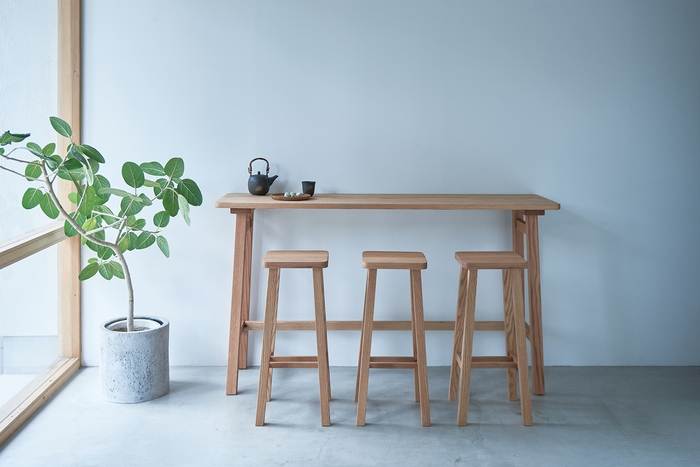 ちょっとした飲食や仕事に適したカウンターテーブル、スツール