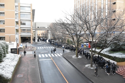 降雪の影響を心配して早めに試験会場に向かう受験生