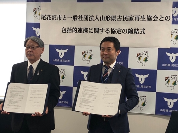 記念撮影を行う菅根市長(写真左)と本多理事長(写真右)