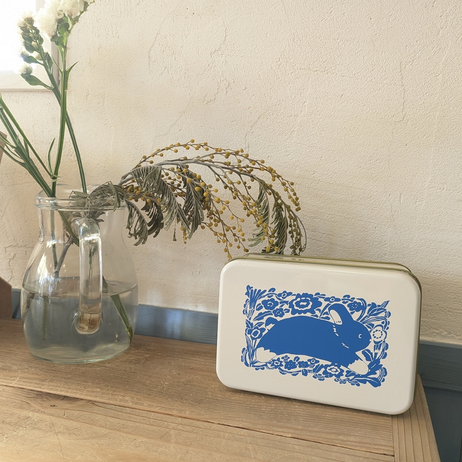 新商品「花畑をかける！うさぎクッキー缶」