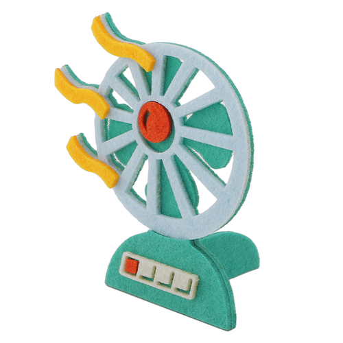 「フェルト Fan」価格：209円／夏の風物詩、扇風機モチーフの置き型フェルト飾り。