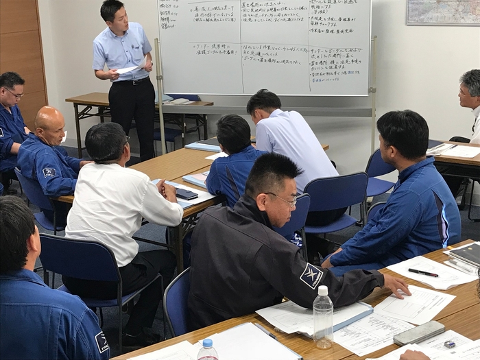 質問に答える発表者