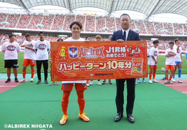 ▲贈呈式の様子(左:堀米選手、右:髙木COO)