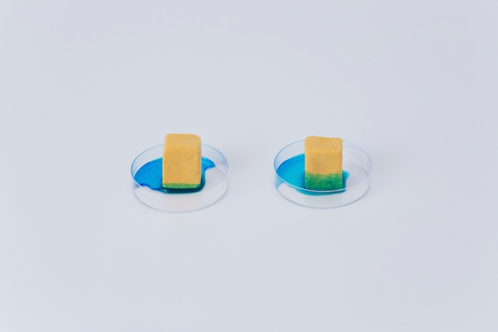 ナノ化による吸収力(左側 一般的な保湿力の高い化粧水・メーカー比)