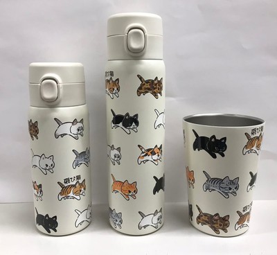 タンブラー 2,970円(税込)、ステンレスボトル小 3,630円(税込)、ステンレスボトル大 3,850円(税込)
