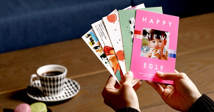 明るくビビッドな<PINK>で年賀状を華やかに