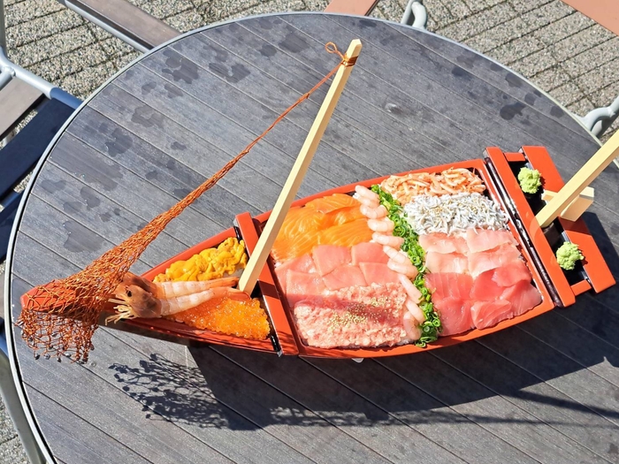 総重量2.1kg、全長65cmの大迫力海鮮丼