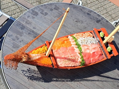 総重量2.1kg、全長65cmの大迫力海鮮丼
