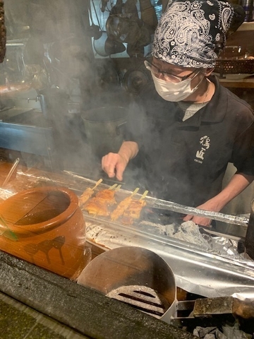 阿波尾鶏を備長炭で焼き上げる