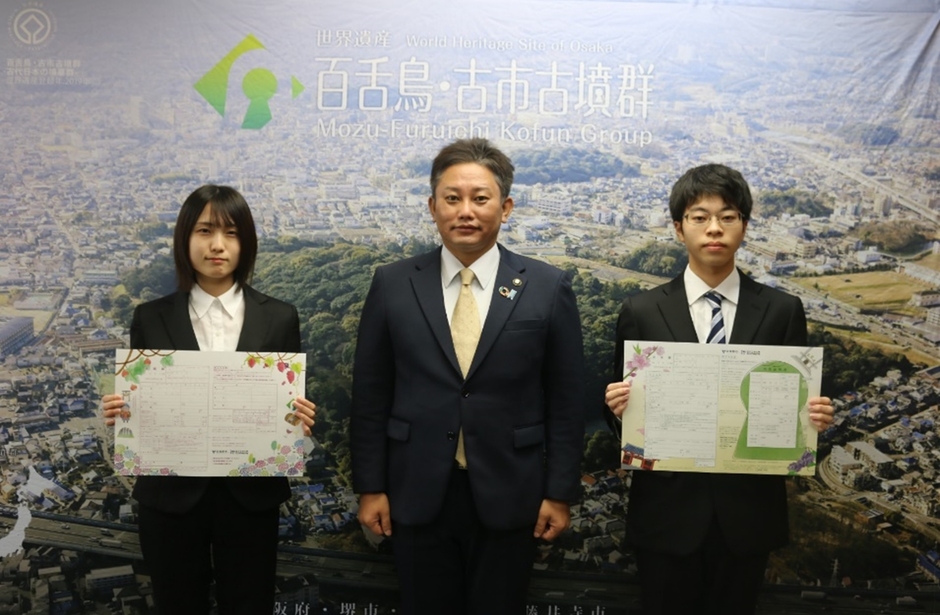 左から:三輪 亜梨沙さん、山入端 創 羽曳野市長、土岸 凛音さん