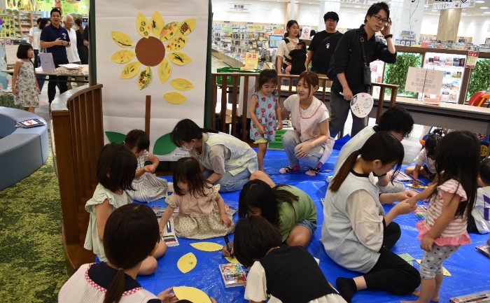 近畿大学九州短大が子育て世帯向けのイベントを開催　保育科の学生が親子で楽しめる製作や絵本の読み聞かせを実施