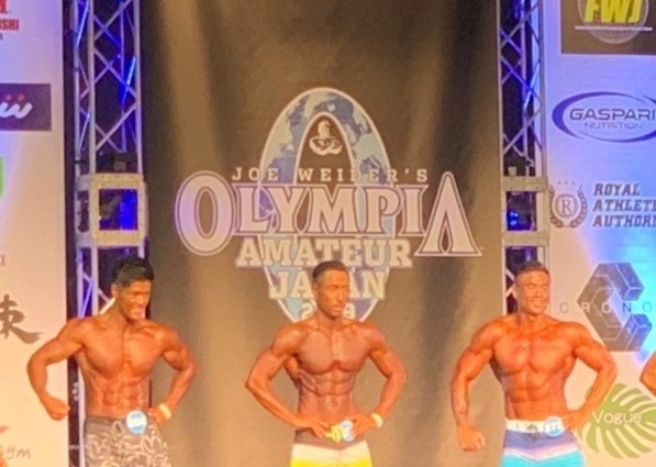 中央:小坂マネージャー(世界中の参加者と美ボディを競う)