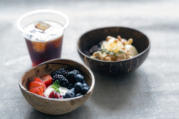 『デライトボウル』very berry & cherry+『ミックスボウル』oreo crunch & banana+アイスコーヒー