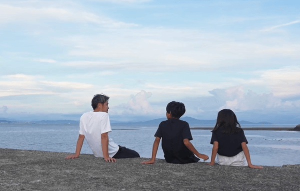 有明の海を眺める吉田シェフ