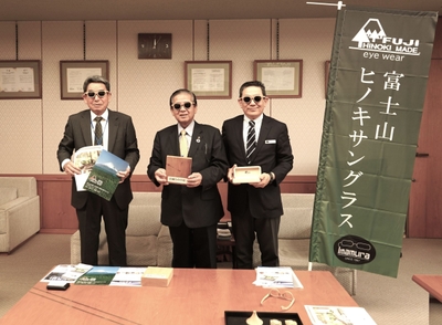 富士宮市長(中)林業組合(右)当社社長(左)