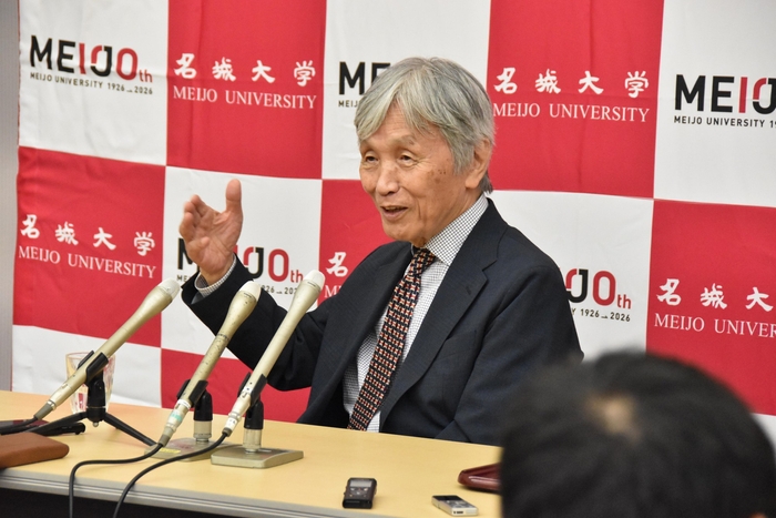 メディアの質問に答える佐川特任教授