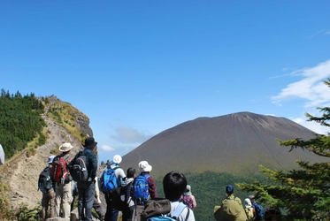 大浅間火煙太鼓の響きとともに、登山シーズンを告げる浅間山開山式　 浅間山男による豚汁のふるまい、料亭の主人による焼き鳥も！