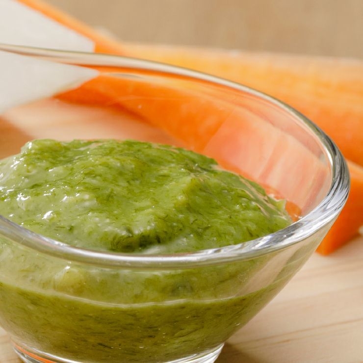 インパクト抜群の緑のソースです