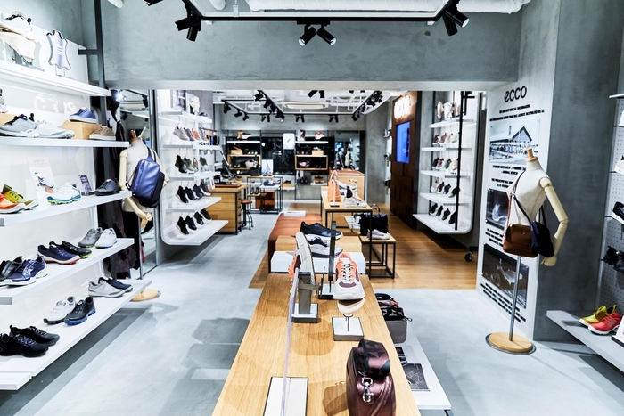 店内にはカプセルコレクションのほかメンズ・ウィメンズシューズ&バッグが約250点並ぶ