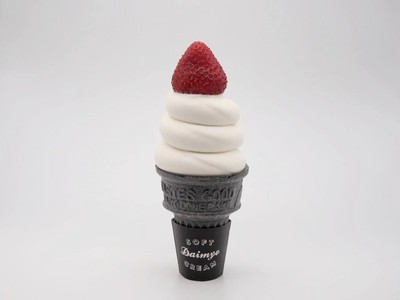 一番人気の「いちごショートソフト」。甘酸っぱいいちごとミルクソフトの王道の組み合わせ。