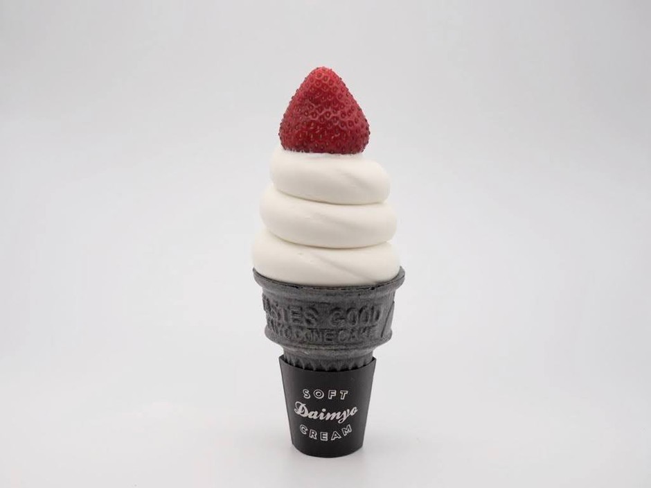 一番人気の「いちごショートソフト」。甘酸っぱいいちごとミルクソフトの王道の組み合わせ。