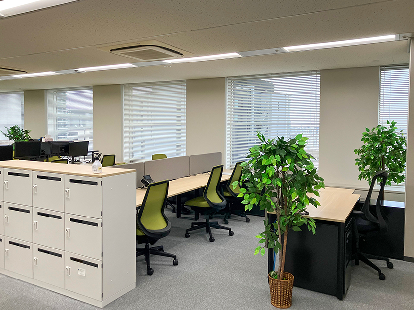 緑に囲まれ明るく開放的な執務室