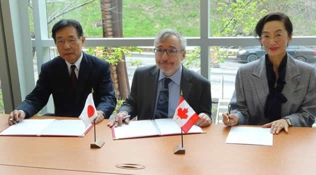 協定書に署名をするマギル大学 Oxhorn Philip 国際担当副学長(中)、近畿大学副学長 村岡 修(左)、薬学部創薬科学科長 杉浦 麗子(右)