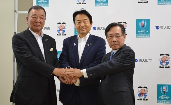 東大阪商工会議所会頭　嶋田亘（左）東大阪市長　野田義和（中央）近畿大学副学長　村岡修（右）