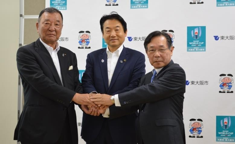 東大阪商工会議所会頭　嶋田亘（左）東大阪市長　野田義和（中央）近畿大学副学長　村岡修（右）