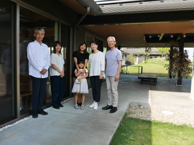 左から積水ハウス佐藤哲、田中知穂さん、佐藤彩那さん、AiNestの阿部恵子さん、加藤清也さん