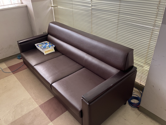 休憩スペースにソファー
