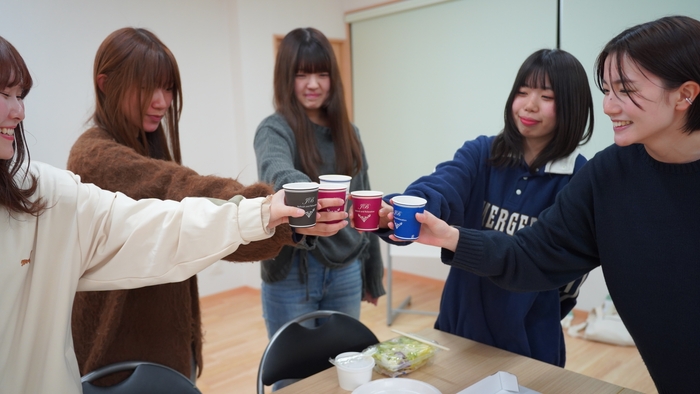 対話を重ねながら、考える学生実行委員。 プロジェクトは、こうした日常の議論から形づくられていく。