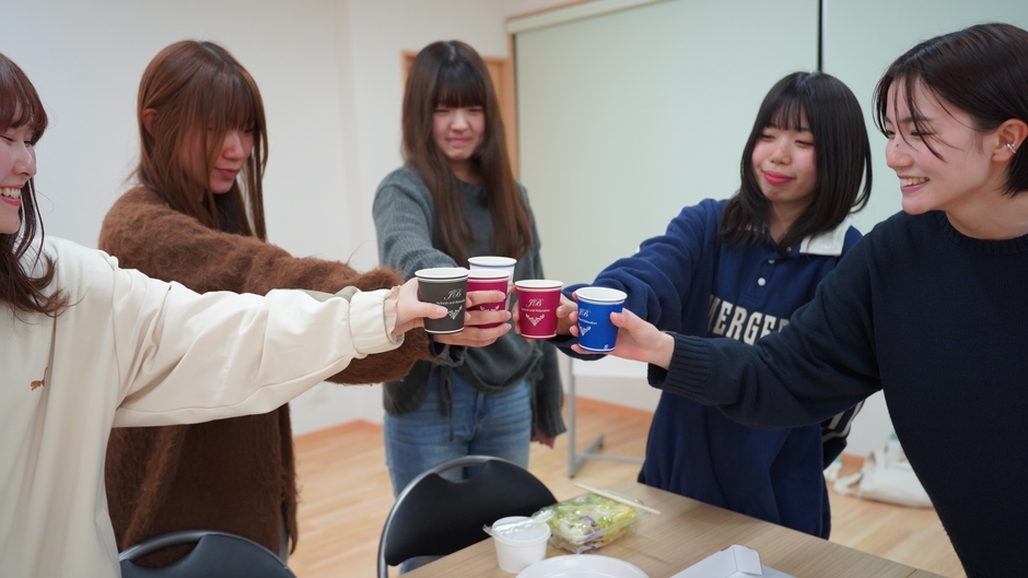 対話を重ねながら、考える学生実行委員。 プロジェクトは、こうした日常の議論から形づくられていく。