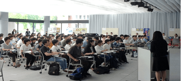 過去に実施されたアルバイトに関する講演会の様子