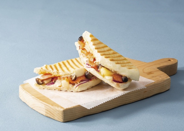 サーモンときのこのグラタン仕立てのパニーニ(イメージ)