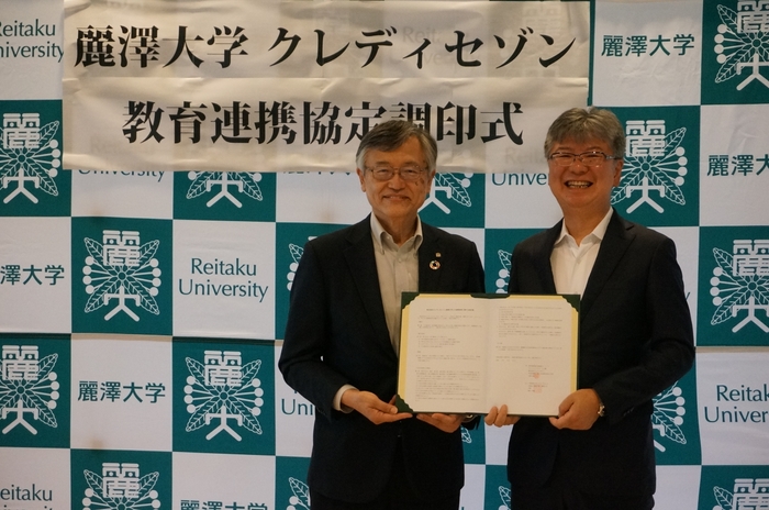 学長徳永澄憲(左)と常務執行役員岡本龍成(右)