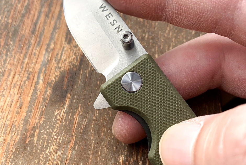 刃を開いた状態。全長は約9.5cm、閉じると約5.7cm。写真はOD GREEN。