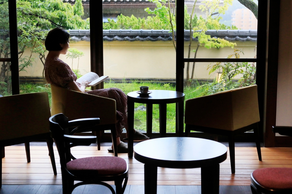 カフェ＆ライブラリーで寛ぎのひととき