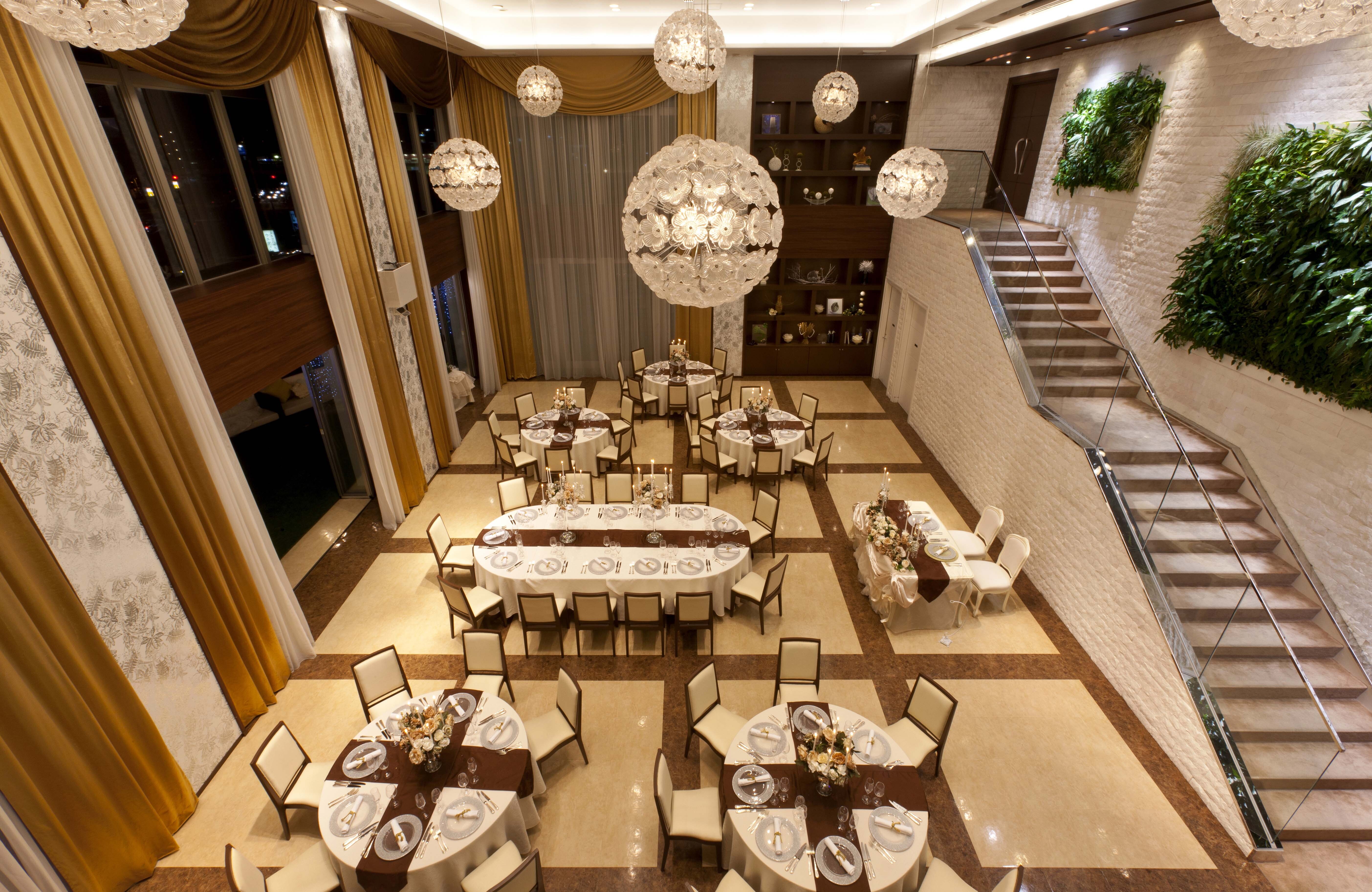 シックでアートな大人の雰囲気の会場