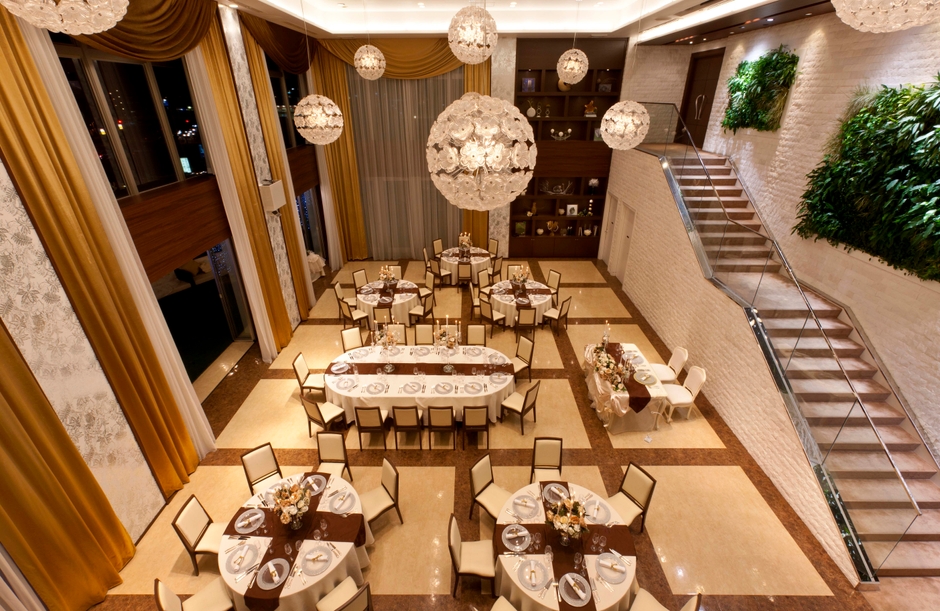 シックでアートな大人の雰囲気の会場