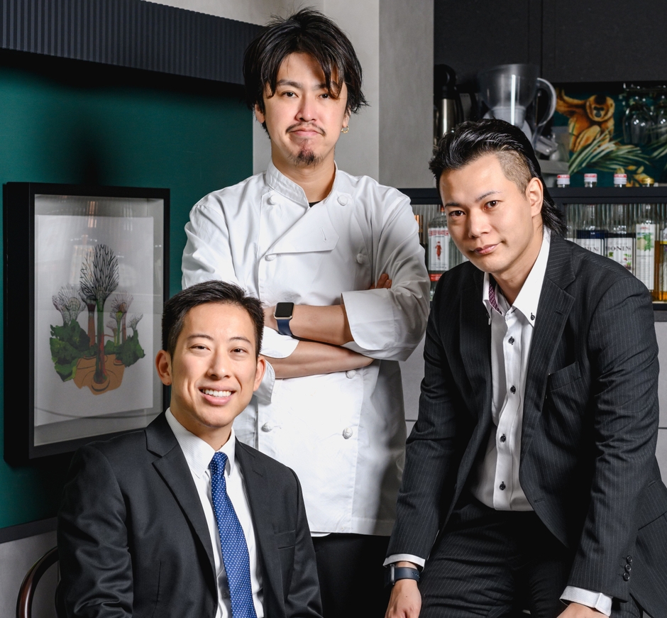 「SINGAPORE CUISINE SINKIES」の皆様。左下はオーナーのタン氏