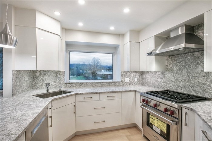 アメリカ式のU字型キッチン