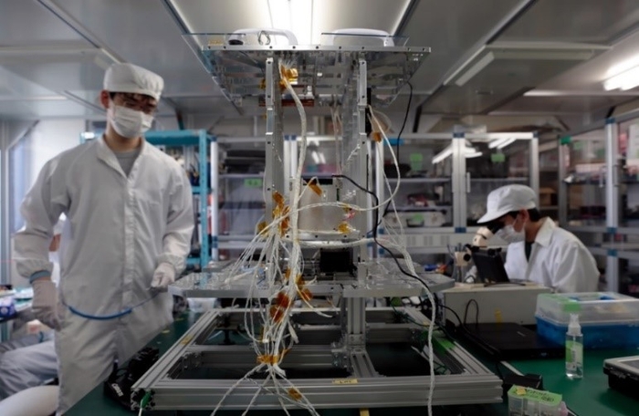 図2:ひばり衛星に組み込まれるUVCAM(ベースプレート中央の黒い箱がUVCAM)