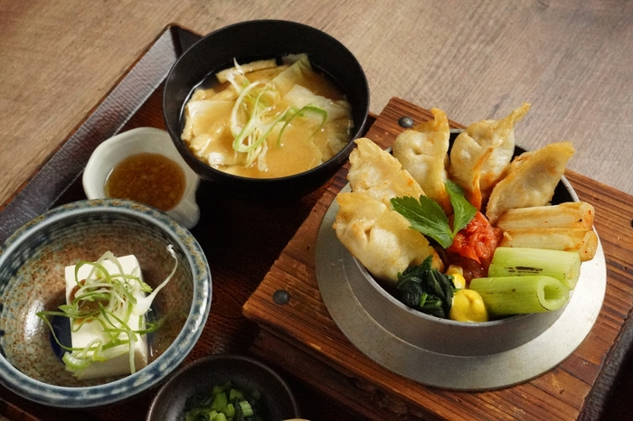 焼き餃子と葱の釜めし